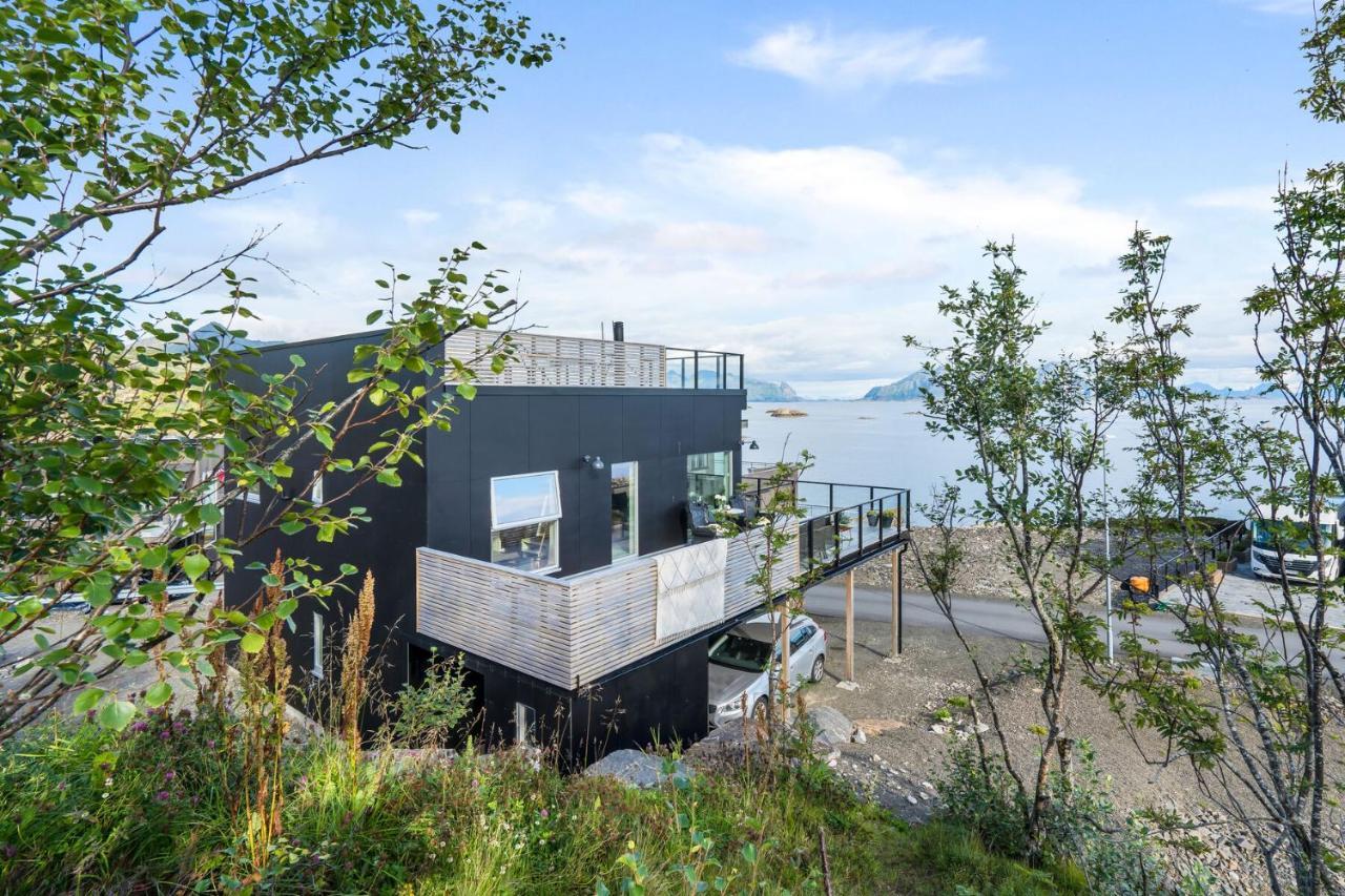 Nydelig Moderne Villa Med Fantastisk Beliggenhet. Kabelvag Exterior photo